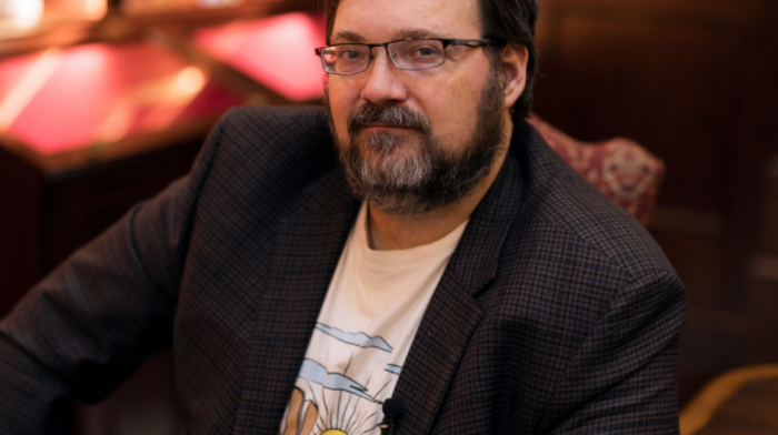 Brandon Sanderson Knows He’s Risking Everything with Wind and Truth